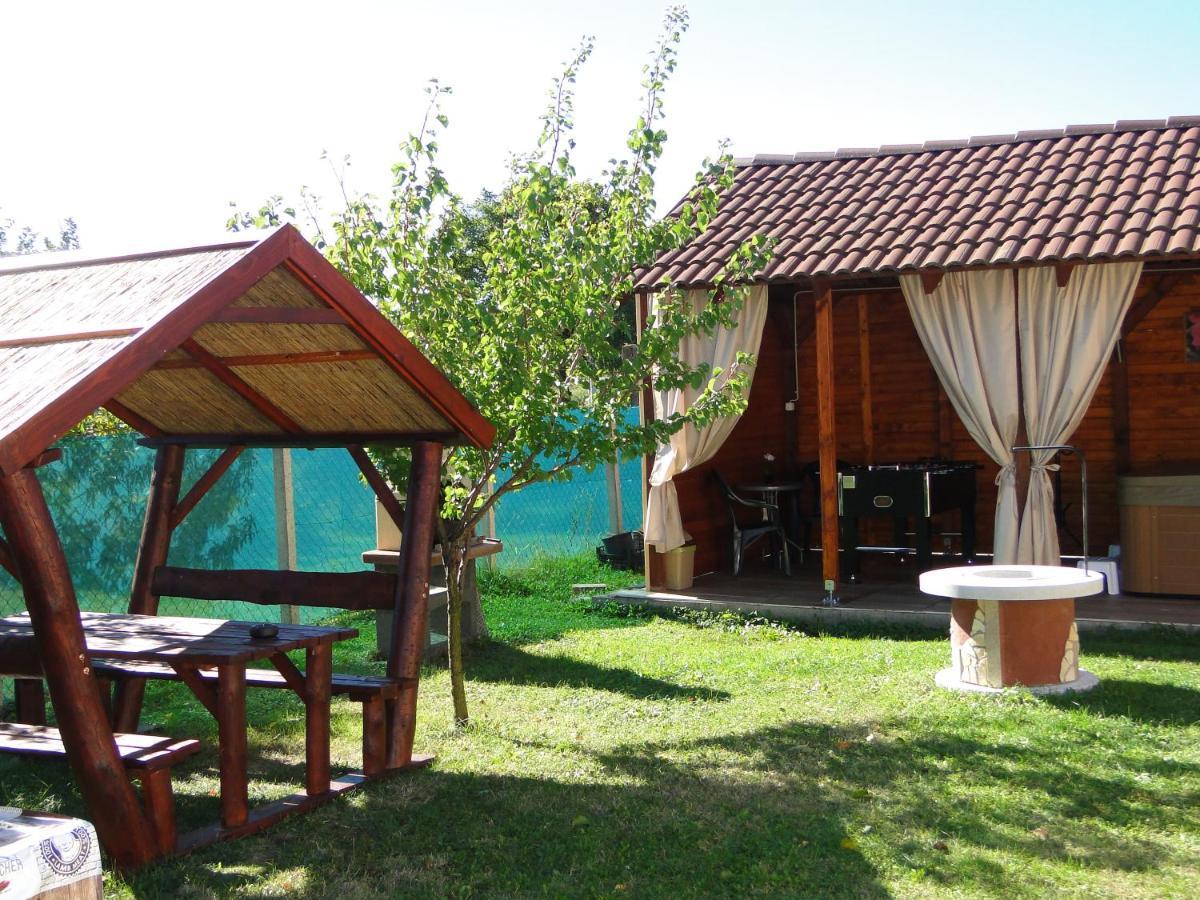 Vadrozsa Vendeghaz-Apartman แดมเยน ภายนอก รูปภาพ